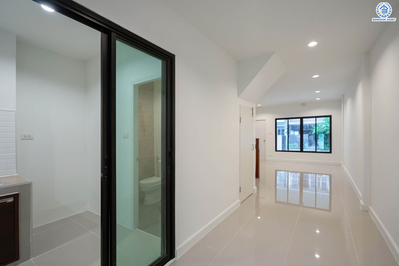 บ้านมือสองตกแต่งใหม่ โครงการ บ้านทอฝัน พิบูลย์สงคราม พร้อมอยู่ เนื้อที่ 16 ตร.ว. ฟังก์ชัน 3 ห้องนอน 2 ห้องน้ำ จอดรถได้ 1 คัน บนสุดยอดทำเล! เชื่อมถนนพิบูลย์สงคราม, วงศ์สว่าง, นครอินทร์ และติวานนท์ ใกล้จุดขึ้นทางด่วนศรีรัช-วงแหวนรอบนอก และรถไฟฟ้า "สถานีแยกติวานนท์"...